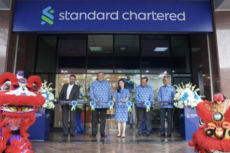 Standard Chartered Indonesia Perkuat Komitmen di Sumatra Melalui Transformasi Layanan dan Kepedulian Sosial