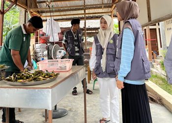 Majukan UMKM Lokal, Mahasiswa KKN 06 IAIN Langsa Lakukan Re-Branding Pulot Ijo dan Teh Hijau di Desa Beusa Seberang